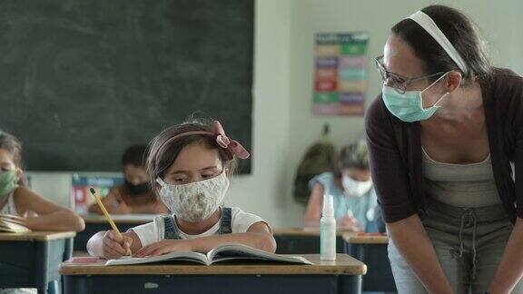 小学生在教室里戴着口罩