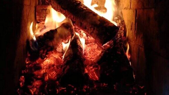 秋天房子里壁炉里的火