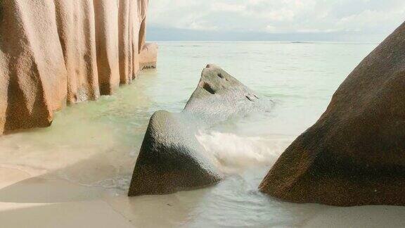 观看海岛热带海滩上的海浪美丽的塞舌尔群岛上的海浪