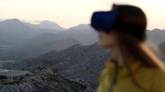 戴着虚拟现实眼镜的年轻女子欣赏着这个风景