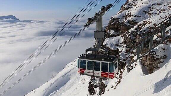 缆车从山谷底部上升冬天下雪