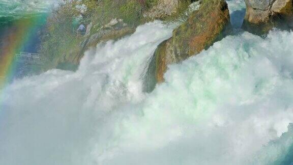莱茵河瀑布靠近苏黎世在印度的夏天在瑞士的瀑布