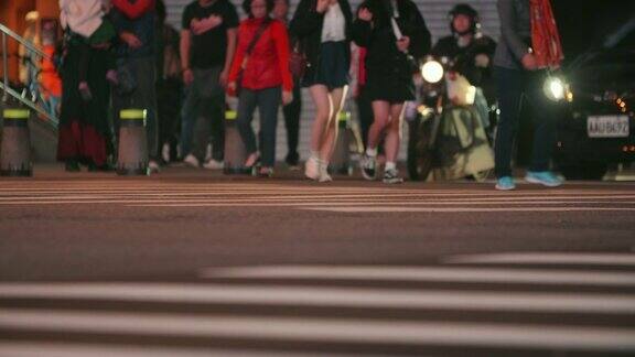 台湾台北不明身份的人穿过夜间街道