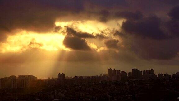 时间流逝日落在多云的天空上方的城市土耳其
