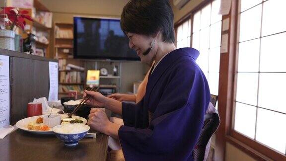 穿着和服的日本女人和穿着和服的年轻白人女人一起吃午餐