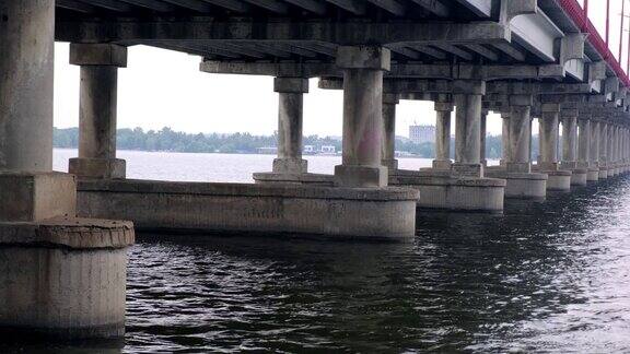 河上桥梁的混凝土支撑物从桥下看过去