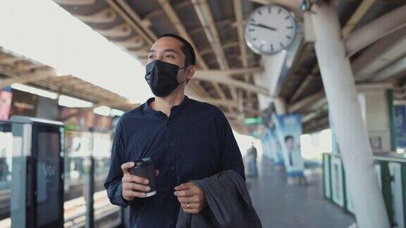 一名商人在火车站使用智能手机