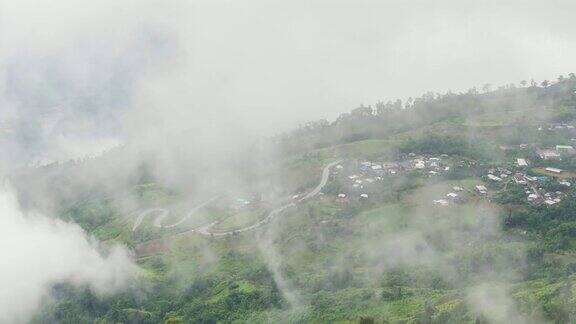 热带山脉和村庄上空的雾Timelase视频