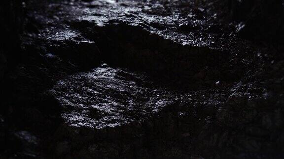 黑暗的走廊和水滴落在山洞里