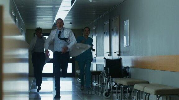 在医院的紧急情况下医生和护士跑过走廊急于拯救生命