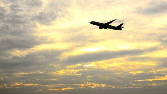 日落时分飞机从机场起飞慢镜头