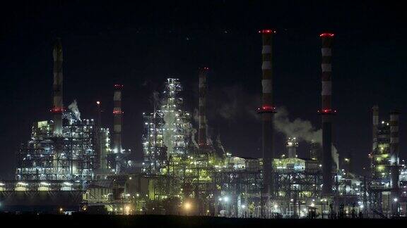 大型炼油厂的夜间录像