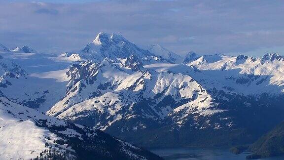 空中拍摄的雪山阿拉斯加