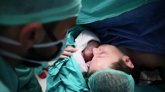 新生儿和母亲在产房-4K分辨率