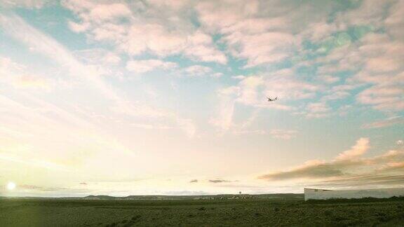 小飞机在日落时飞过田野