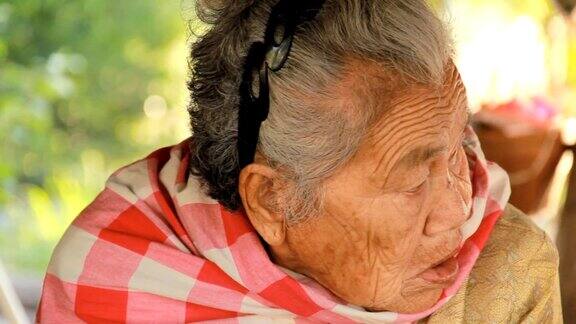 年长的亚洲女人对着镜头生气