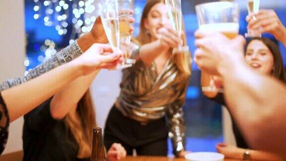 庆祝新年前夕喝香槟