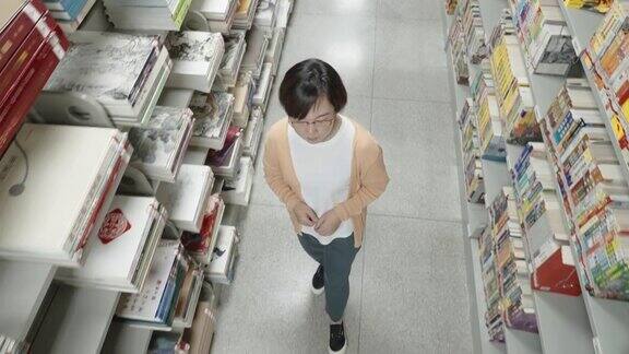 跟随一位女士在图书馆找书