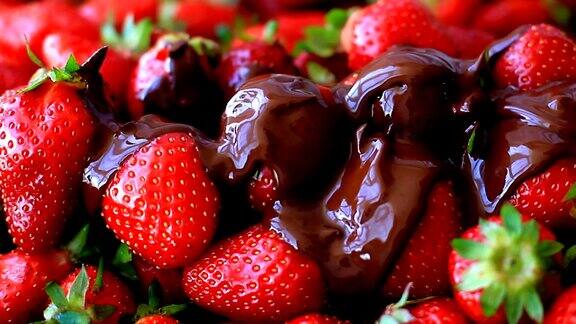 草莓上浇有融化的巧克力
