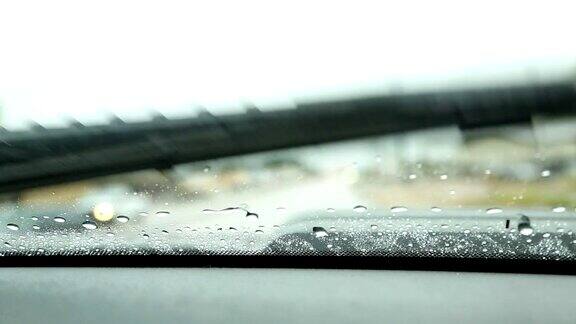 极端天气开车时下大雨挡风玻璃