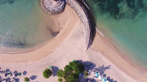 巴厘岛海岸与象征性的防波堤鸟瞰图