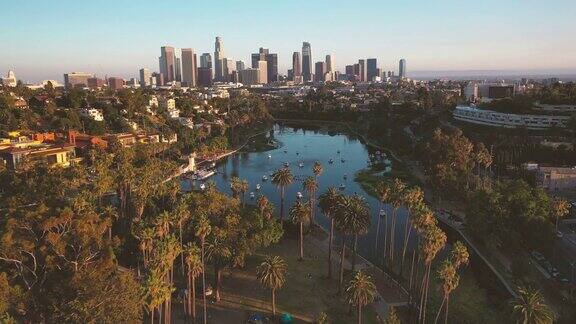 4K无人机洛杉矶市中心和回声公园的视频作为稳固的镜头