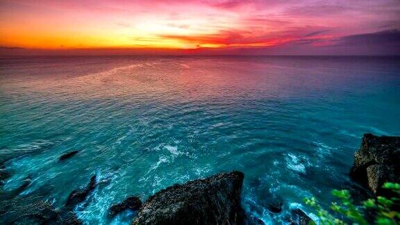 令人难以置信的日落时间俯瞰印度尼西亚巴厘岛上的海洋和岩石