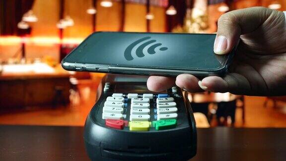 在餐厅使用智能手机支付非接触式支付