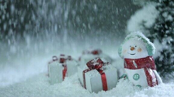 雪下有雪人和圣诞礼物