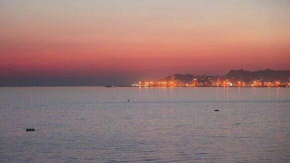 戏剧性的日落在海的都勒斯海滩阿尔巴尼亚都勒斯市的背景