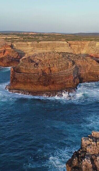 葡萄牙大西洋沿岸岩石的航拍图