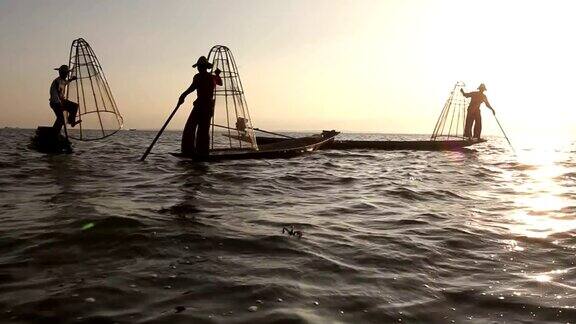 三名传统缅甸渔民在缅甸茵莱湖