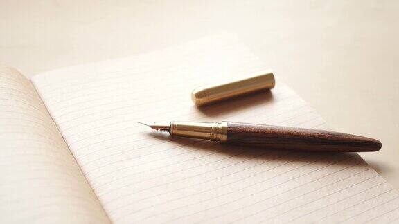 信封、空纸和钢笔放在桌上