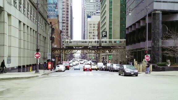 慢镜头:芝加哥小镇和街道上的交通