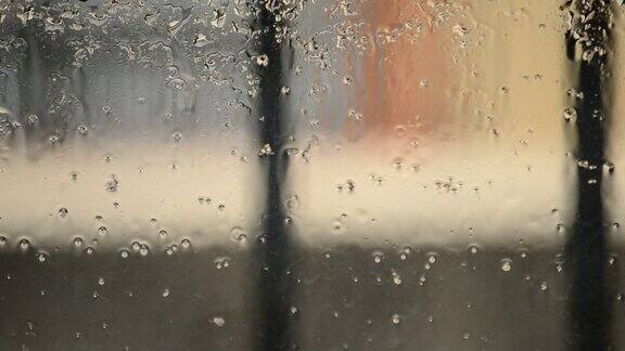 小雨滴滑下房间的玻璃窗