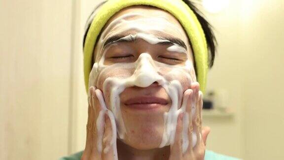 年轻人每天早上洗脸作为日常皮肤护理