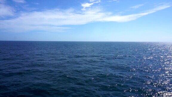 平静的大海和蔚蓝的天空