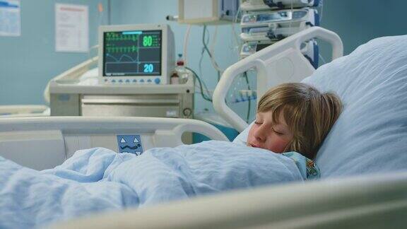 躺在急诊室床上的生病男孩