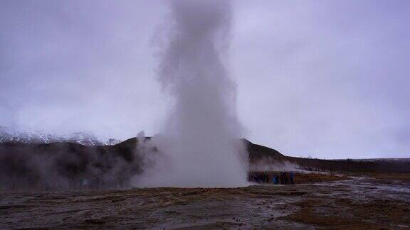 冰岛间歇泉爆炸的瞬间