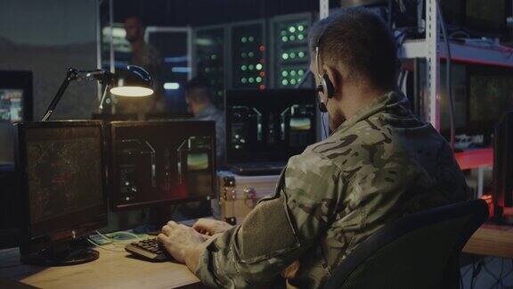 士兵们在电脑上控制火箭发射