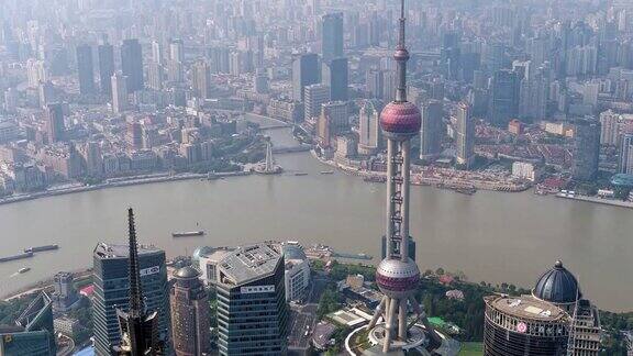 时间流逝的上海外滩现代城市在多云的下午航拍外滩船舶在黄浦江和繁忙的交通道路上4k版本