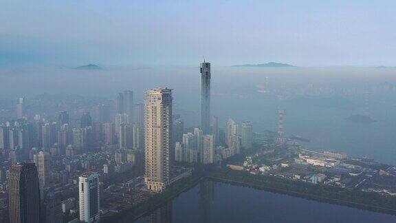 沿海城市的建筑物笼罩在云雾之中