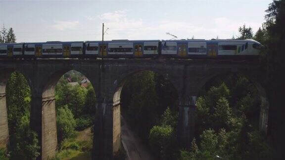 宏伟的铁路高架桥在波兰的鸟瞰图火车在混凝土桥上行驶