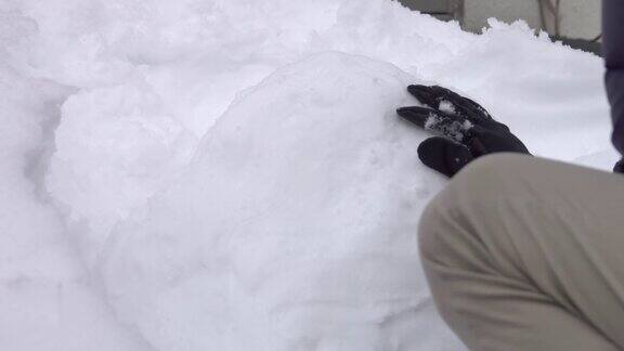 4k:特写打雪仗堆雪人在雪中嬉戏