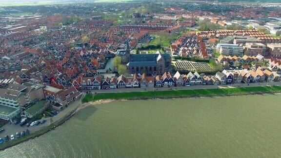 在荷兰北部的沃兰登镇在绿色的水景海滨住宅