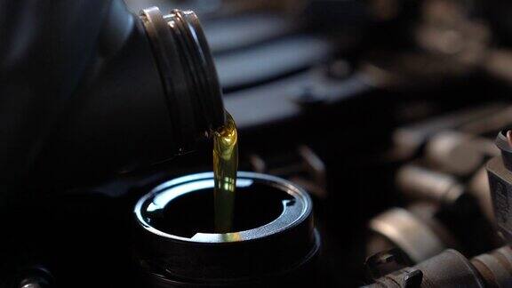 向汽车发动机中注入新鲜、清洁的合成油