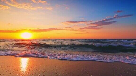 日出时的海滩景色
