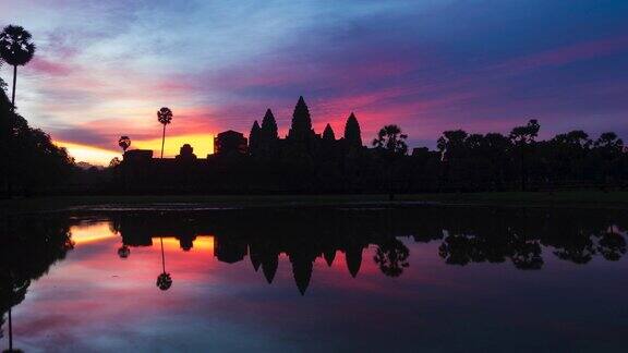 柬埔寨暹粒吴哥窟寺庙遗址上的日出延时镜头