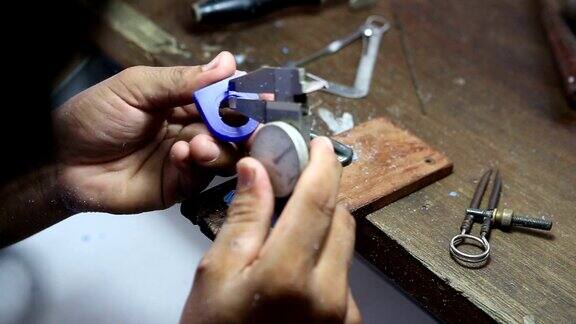 珠宝工匠使用游标卡尺标记和量环蜡模