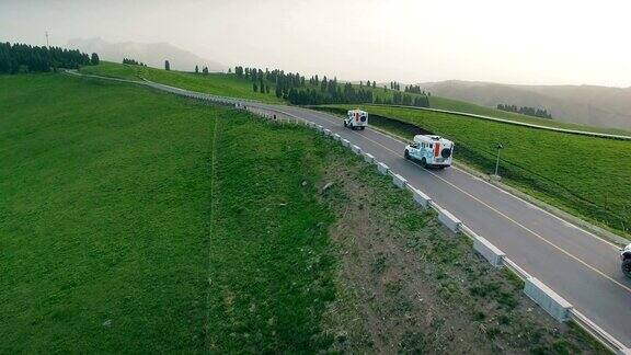 汽车在中国新疆的乡村道路上行驶航拍